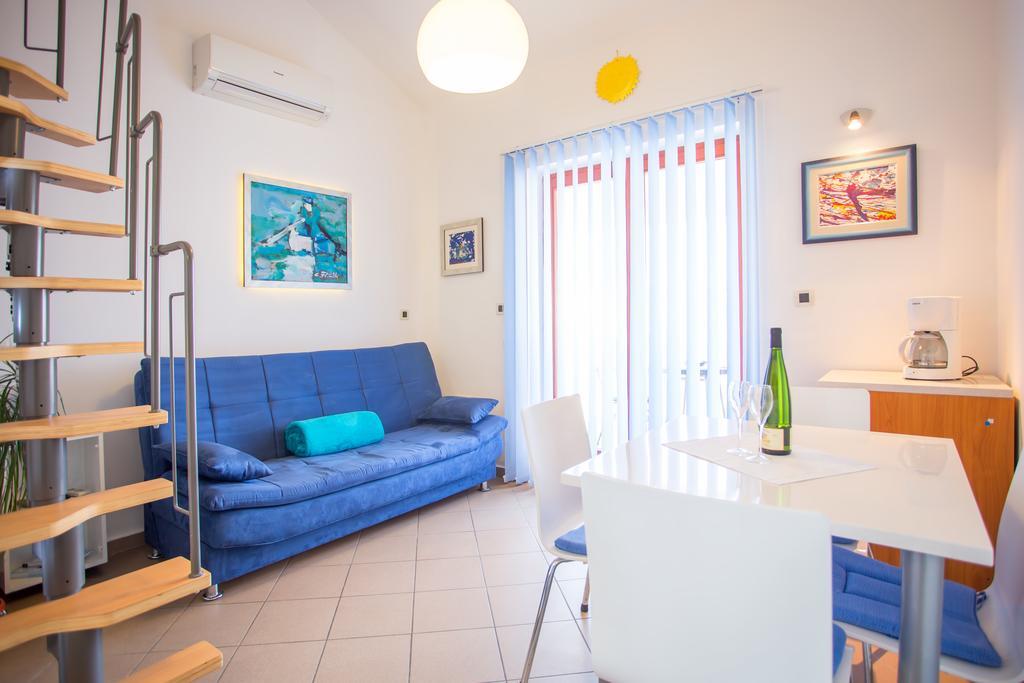 Apartment Zlatica By El-Pi Tours Malinska Esterno foto