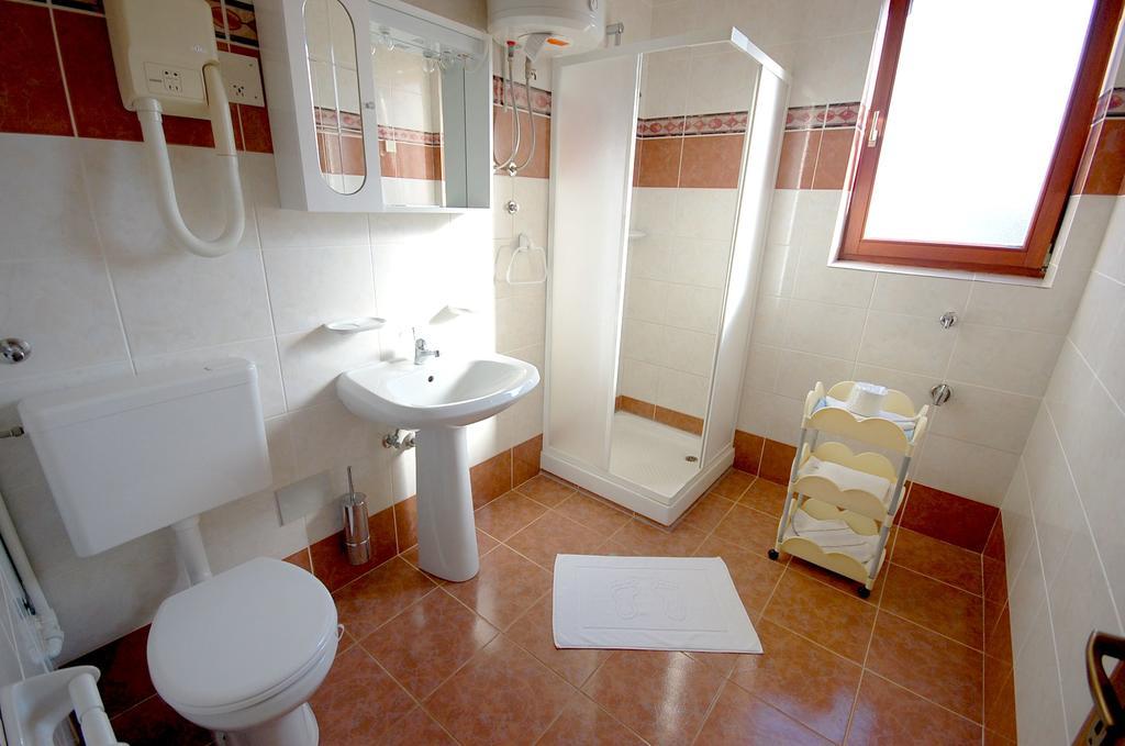 Apartment Zlatica By El-Pi Tours Malinska Esterno foto